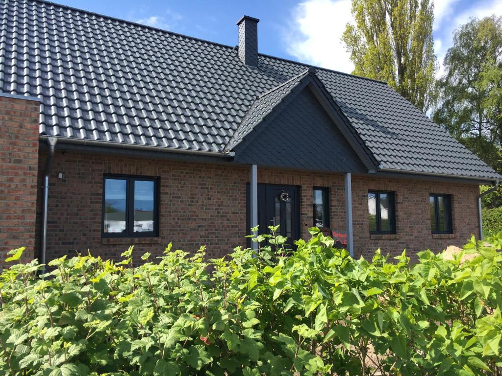 a brick house with a black roof at Krabbenstube in Insel Poel
