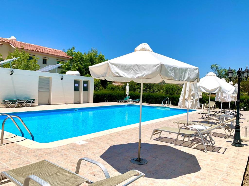 Piscine de l'établissement Himonas Apartments ou située à proximité