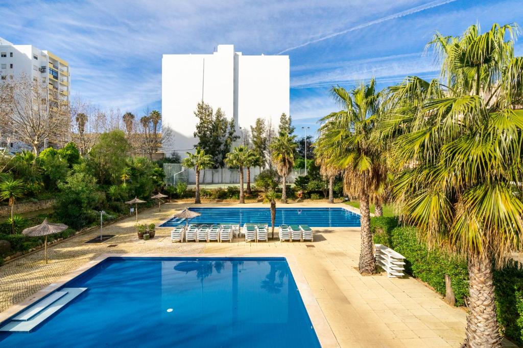 Bazén v ubytování Jardins da Rocha BeachView by Encantos do Algarve 19A nebo v jeho okolí