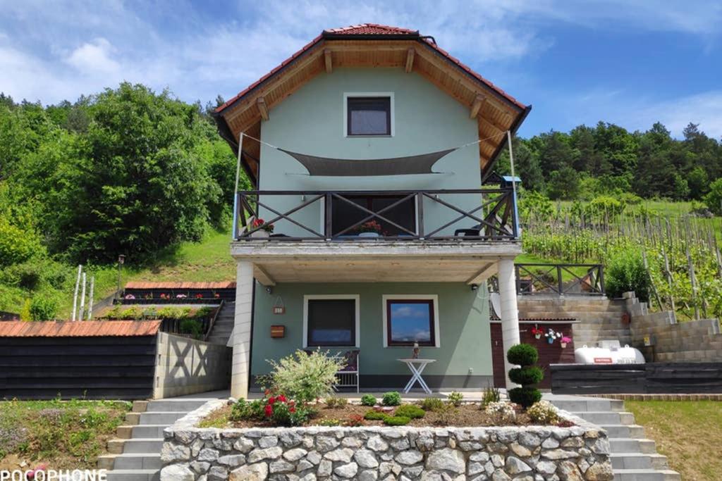 ein Haus mit Balkon darüber in der Unterkunft vakantiehuis Zidanica in Žužemberk