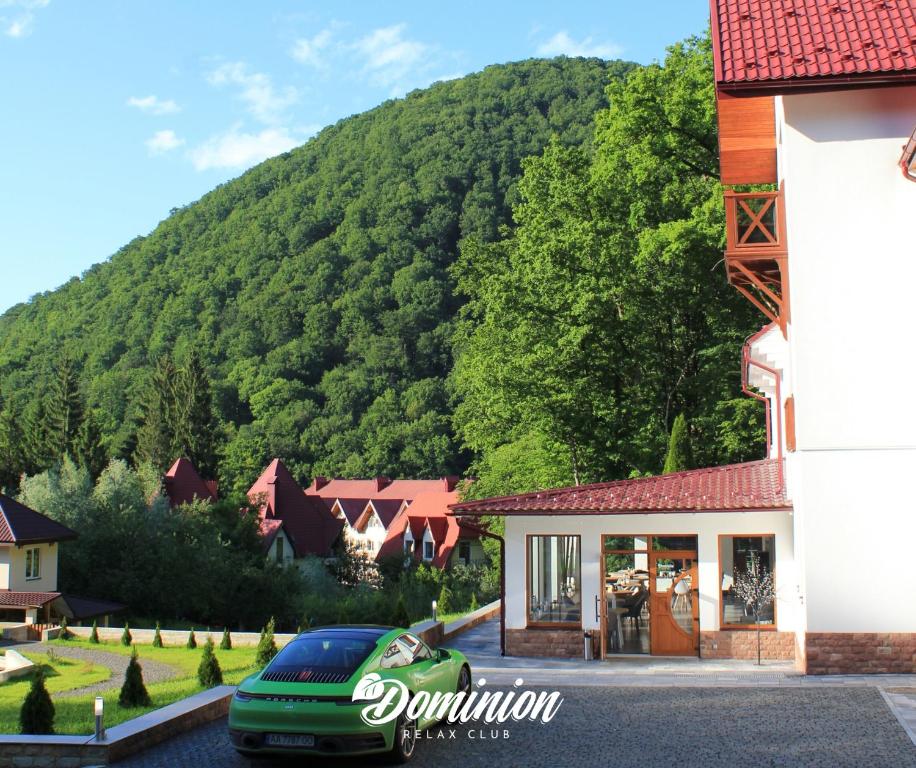 Nespecifikovaný výhled na hory nebo výhled na hory při pohledu z penzionu – hostince