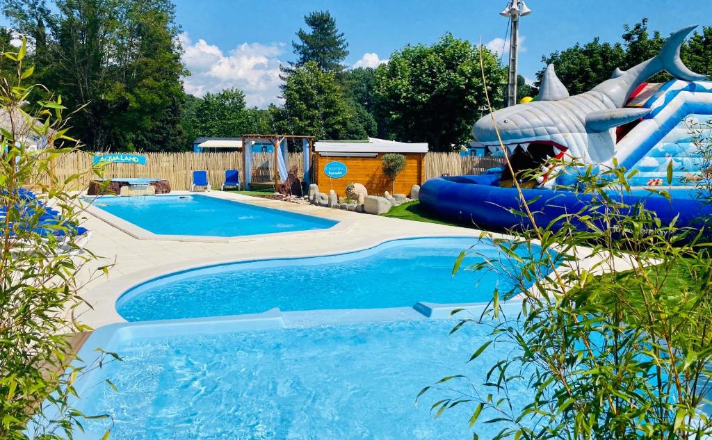 un parc aquatique avec un toboggan et une piscine dans l'établissement CAMPING PARADIS FAMILY des ISSOUX, à Lalevade-dʼArdèche