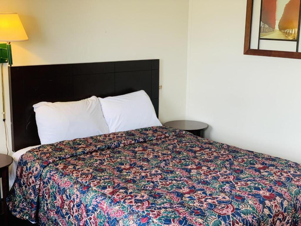 Express Inn - Deluxe King Room