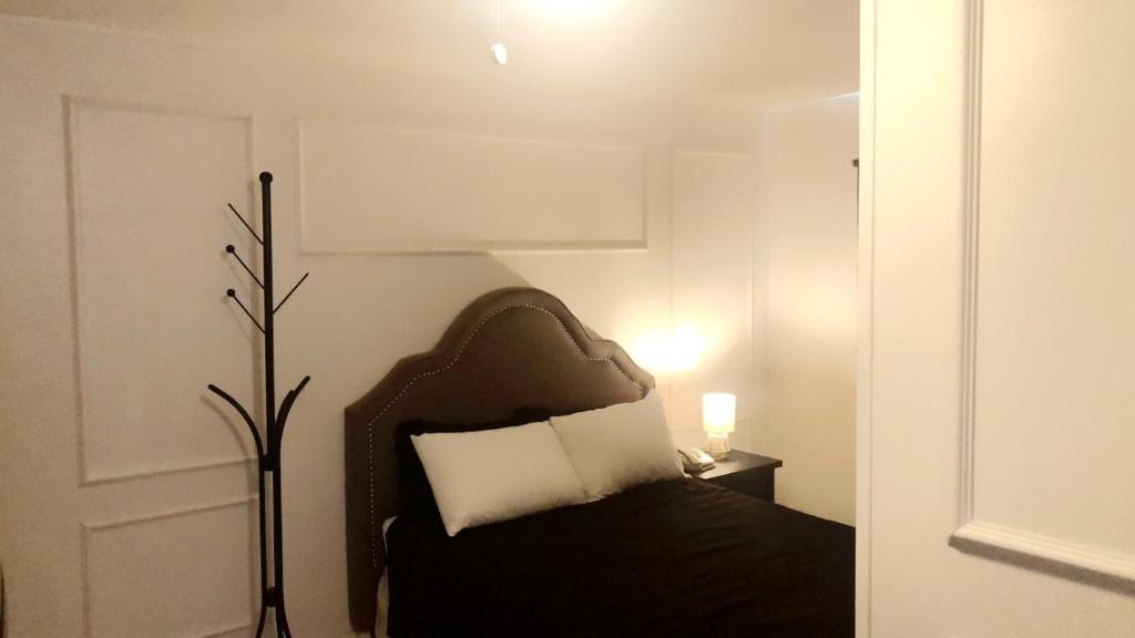 Postel nebo postele na pokoji v ubytování Sage Hills Motel