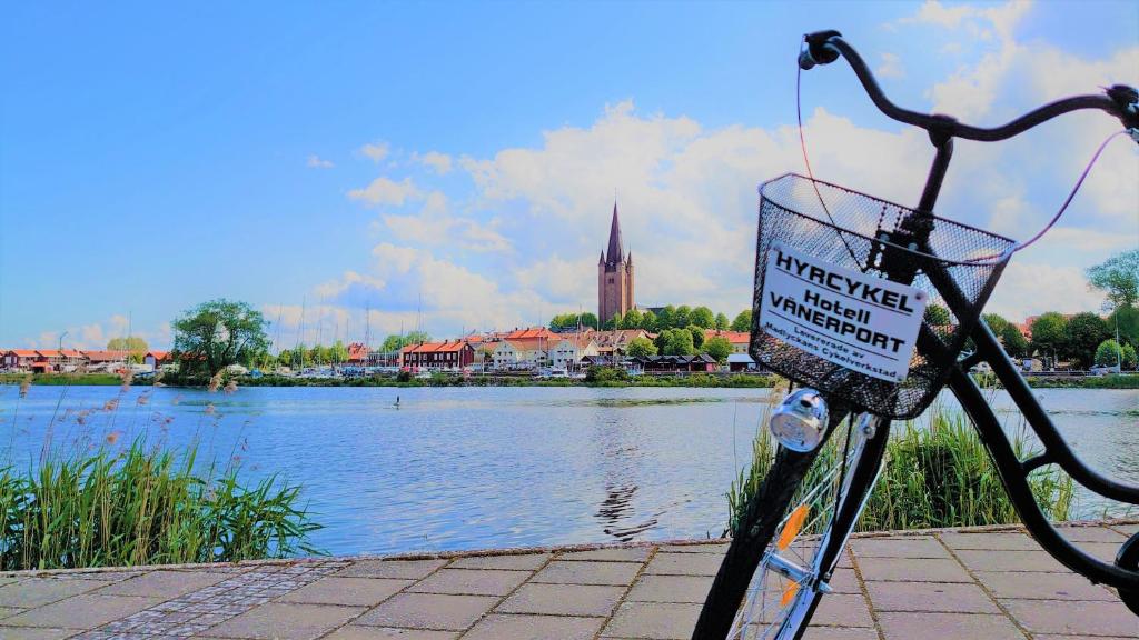 Výhled na řeku, která protéká v blízkosti hotelu