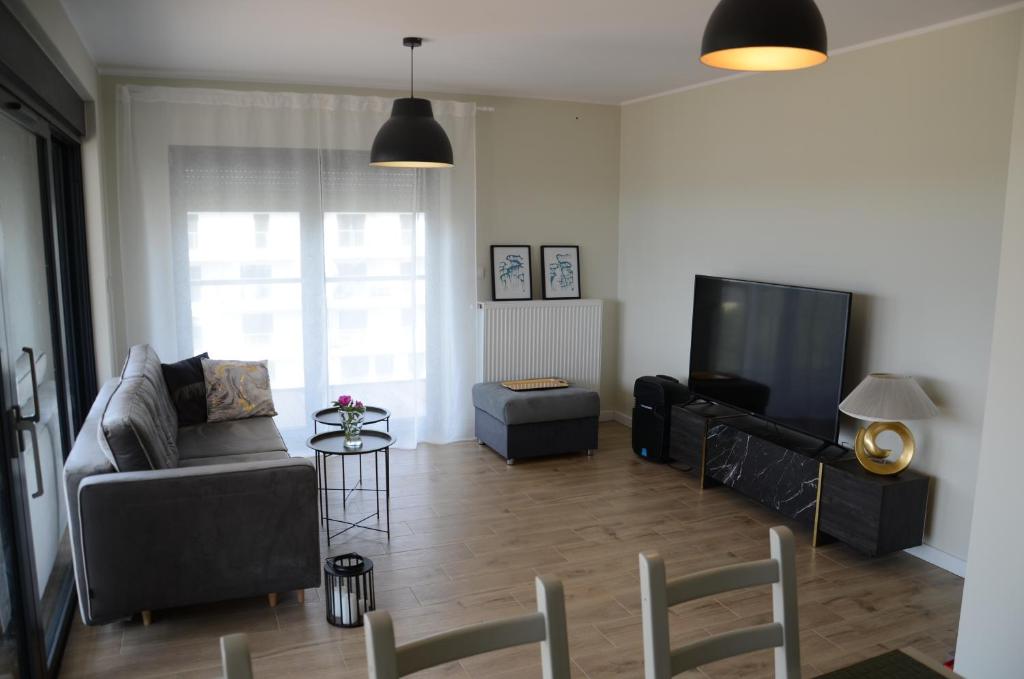 sala de estar con sofá y TV en AURA Delux Seaside, en Dziwnów