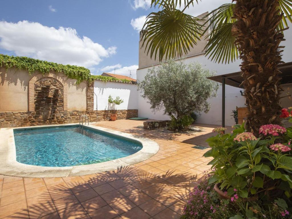 - une piscine dans une cour avec une maison dans l'établissement Belvilla by OYO Casa La Espartera, à Ciudad Real
