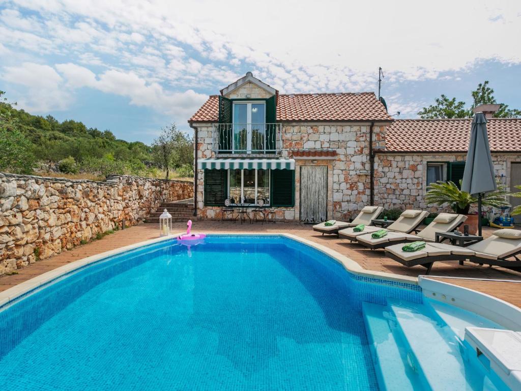 Bazén v ubytování Holiday Home in Marina with Sea beach nebo v jeho okolí