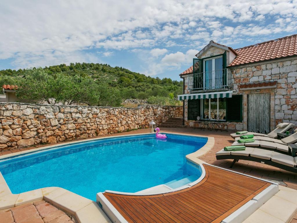 Bazén v ubytování Holiday Home in Marina with Sea beach nebo v jeho okolí