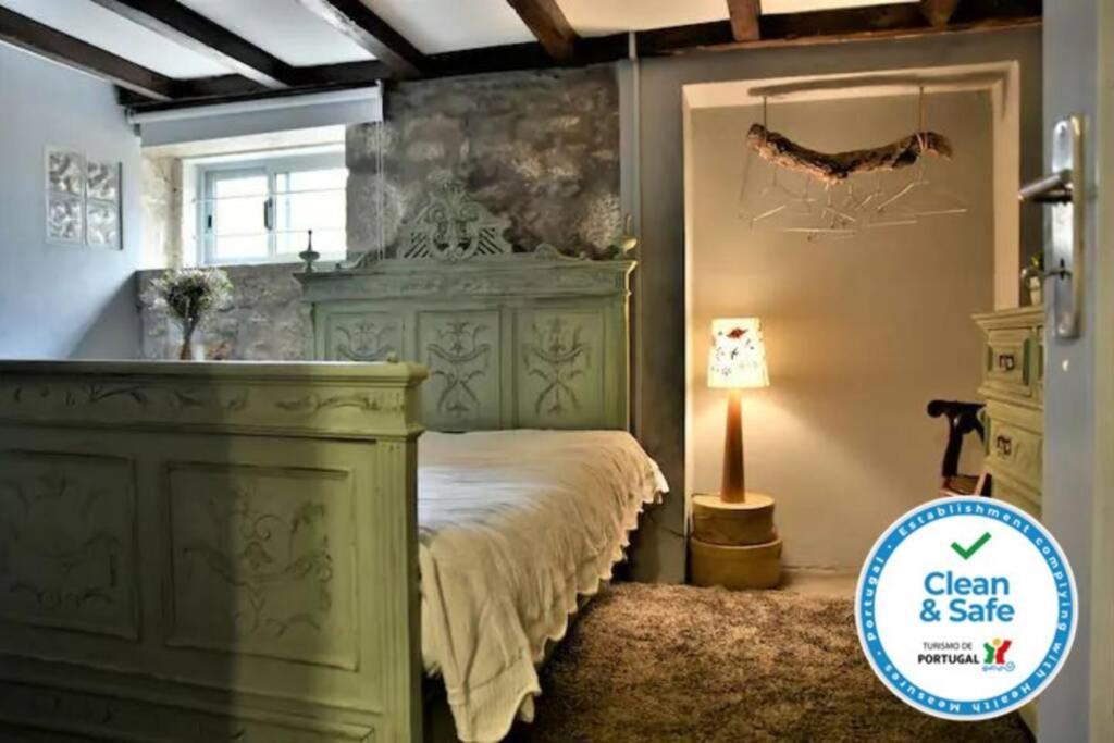 Un dormitorio con una cama verde y una ventana en Casa do Moinho de Vento, en Leça da Palmeira