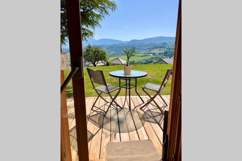 eine Terrasse mit einem Tisch und Stühlen auf einer Terrasse in der Unterkunft Studio-Mazot de charme 26 m2 Parc Chartreuse in Vimines