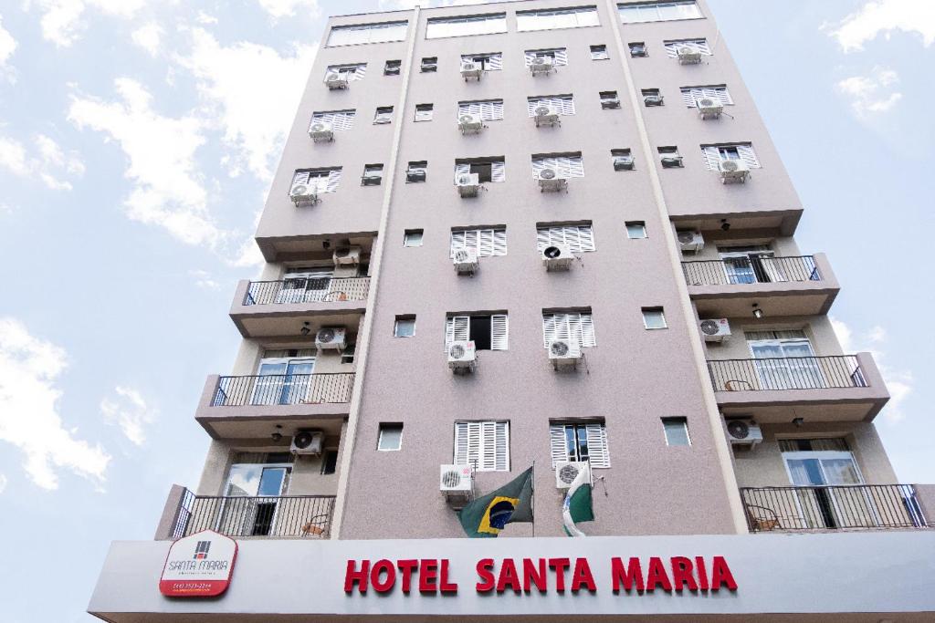 um edifício alto com janelas e varandas em Hotel Santa Maria em Campo Mourão