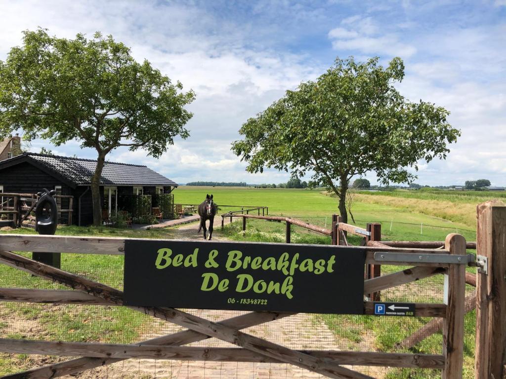 un cartel en una puerta del bed and breakfast no en B&B De Donk en Brandwijk