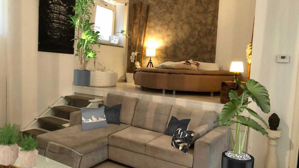 sala de estar con sofá y cama en Boncompagni Suite Roma, en Roma