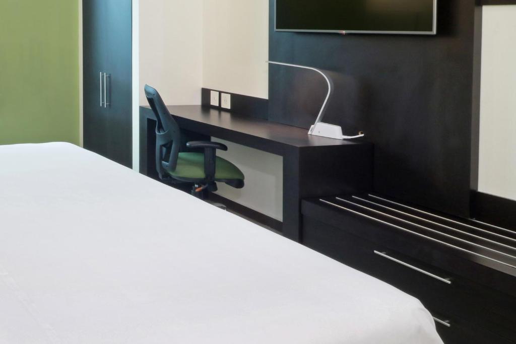 Postel nebo postele na pokoji v ubytování Holiday Inn Express - Tuxpan by IHG