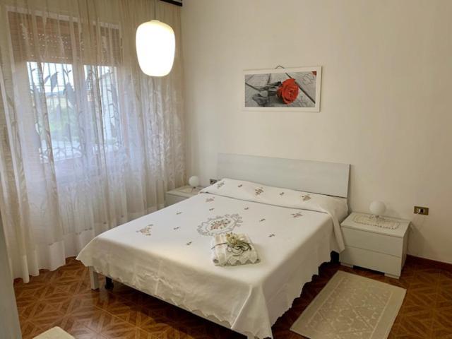 - une petite chambre avec un lit et une fenêtre dans l'établissement La Residenza di Bacco, à Cannara