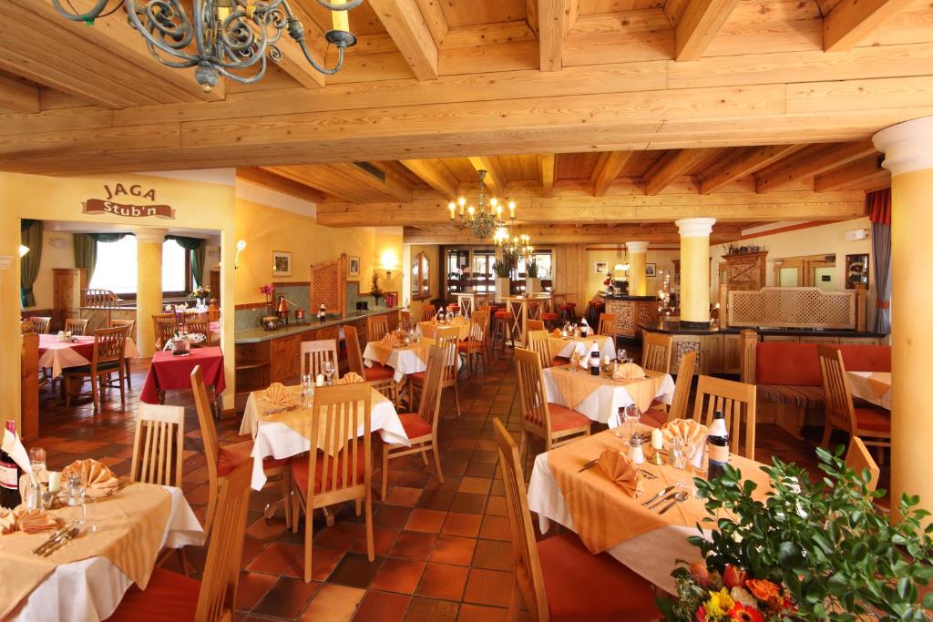 Reštaurácia alebo iné gastronomické zariadenie v ubytovaní Unterwirt