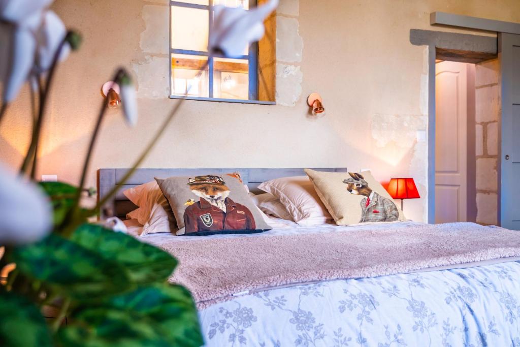 um quarto com uma cama com almofadas em Riparenna em Rivarennes