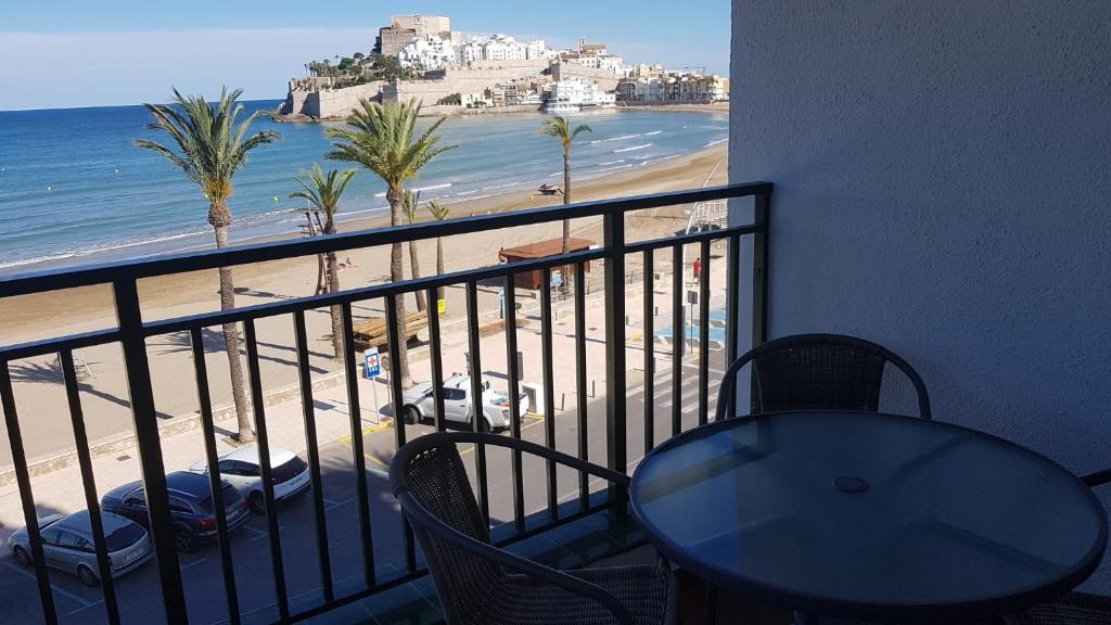 d'un balcon avec une table et une vue sur la plage. dans l'établissement Peñíscola Playa, à Peñíscola