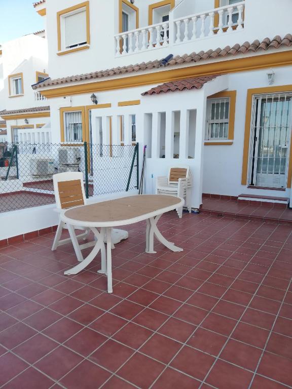 Balkón alebo terasa v ubytovaní LUJOSO ADOSADO de TRES HABITACIONES en VERA PLAYA A 200 METROS DEL MAR
