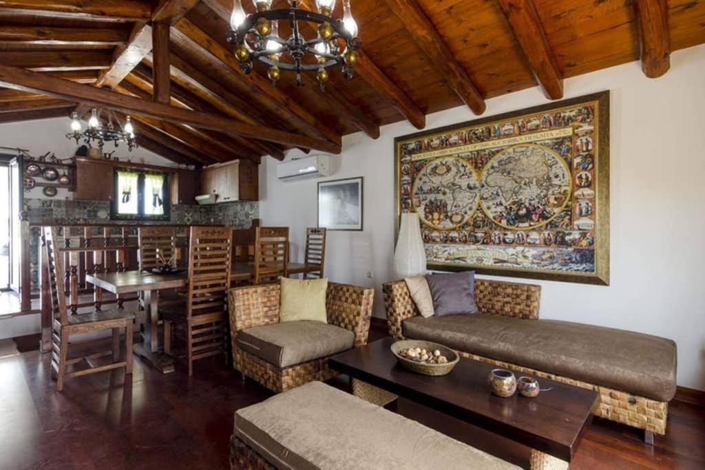 Korina’s wood house - Housity