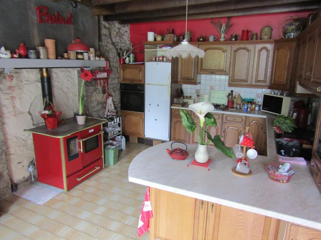 A kitchen or kitchenette at Fermette dans les pays de la Loire