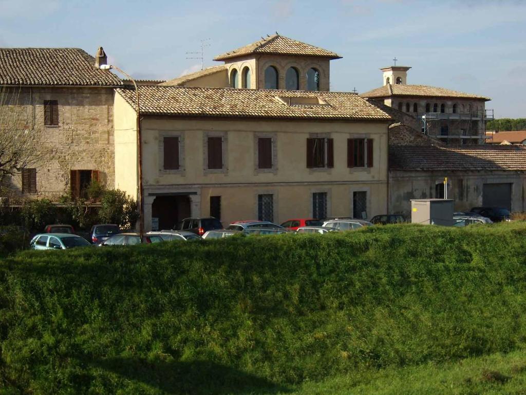 CannaraにあるAntica Dimora delle Acqueの駐車場車の入った建物