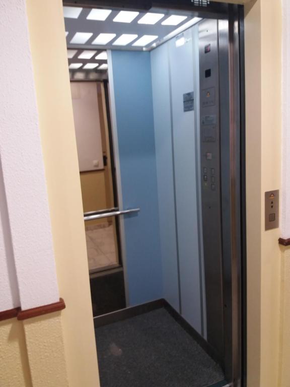 un ascensore in un ufficio con una porta a vetri di Monte Gordo T1 - Estrela do Mar a Monte Gordo