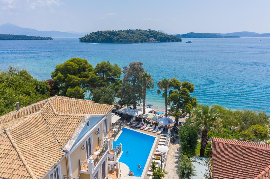 una vista aérea de un complejo con piscina en Orion Hotel en Nydri