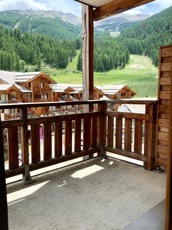 un balcon avec vue sur une montagne dans l'établissement Appartement 4 personnes Les Orres 1800 au pied des pistes, aux Orres