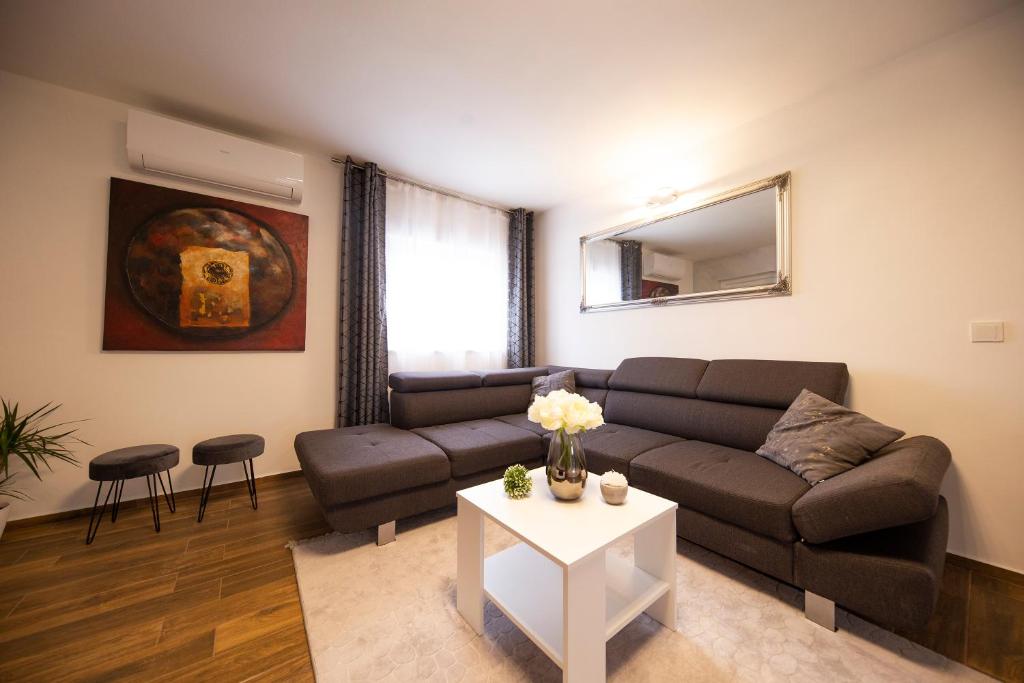 Posedenie v ubytovaní Villa Gode -secluded house with heated pool near the beach