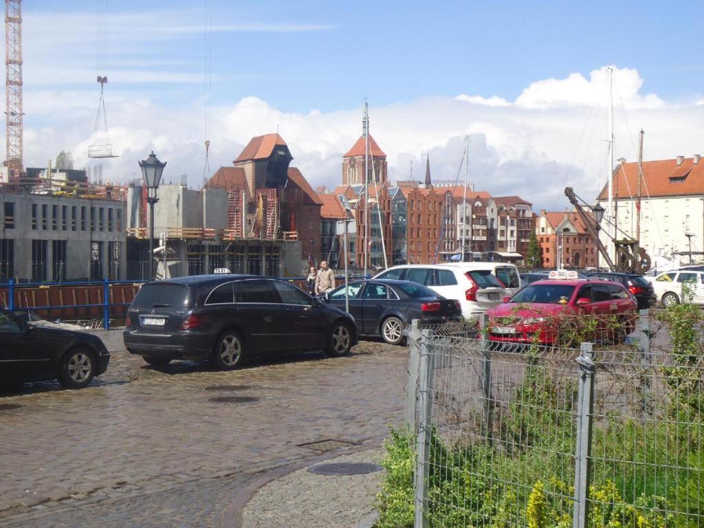 eine Gruppe von Autos, die auf einem Parkplatz geparkt sind in der Unterkunft Szafarnia/Św Barbary 11 in Danzig