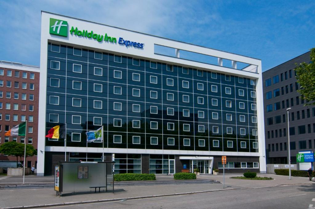 een groot gebouw met een Hilton Garden Inn Express bij Holiday Inn Express Antwerpen City North, an IHG Hotel in Antwerpen