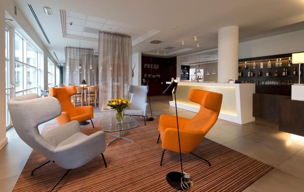 Uma área de estar em Holiday Inn Express Antwerpen City North by IHG