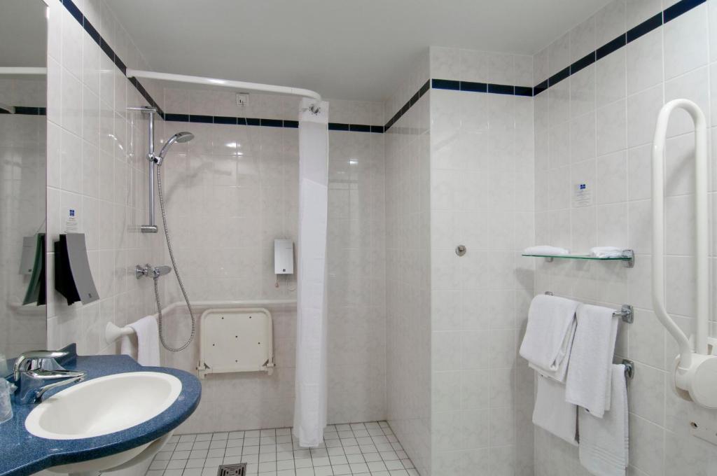 Uma casa de banho em Holiday Inn Express Antwerpen City North by IHG