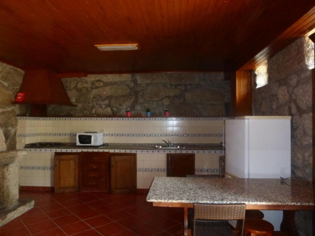 Kuchyň nebo kuchyňský kout v ubytování Campismo Rural Vale dos Moinhos Gerês