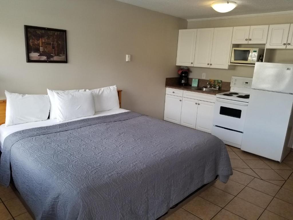 Kuchyň nebo kuchyňský kout v ubytování Osoyoos Lakeview Inn & Suites