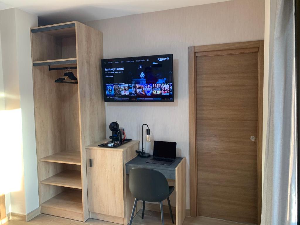 TV a/nebo společenská místnost v ubytování NerjaRooms