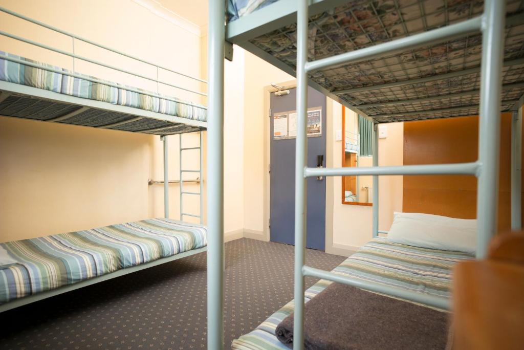 Postel nebo postele na pokoji v ubytování YHA Blue Mountains Katoomba