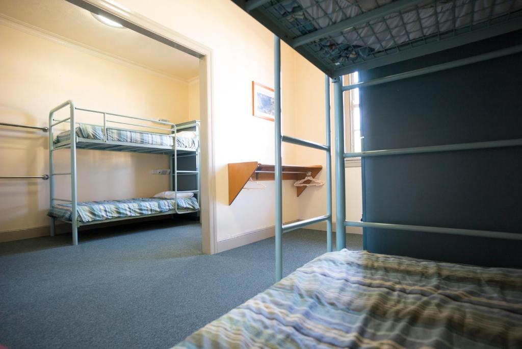Postel nebo postele na pokoji v ubytování YHA Blue Mountains Katoomba