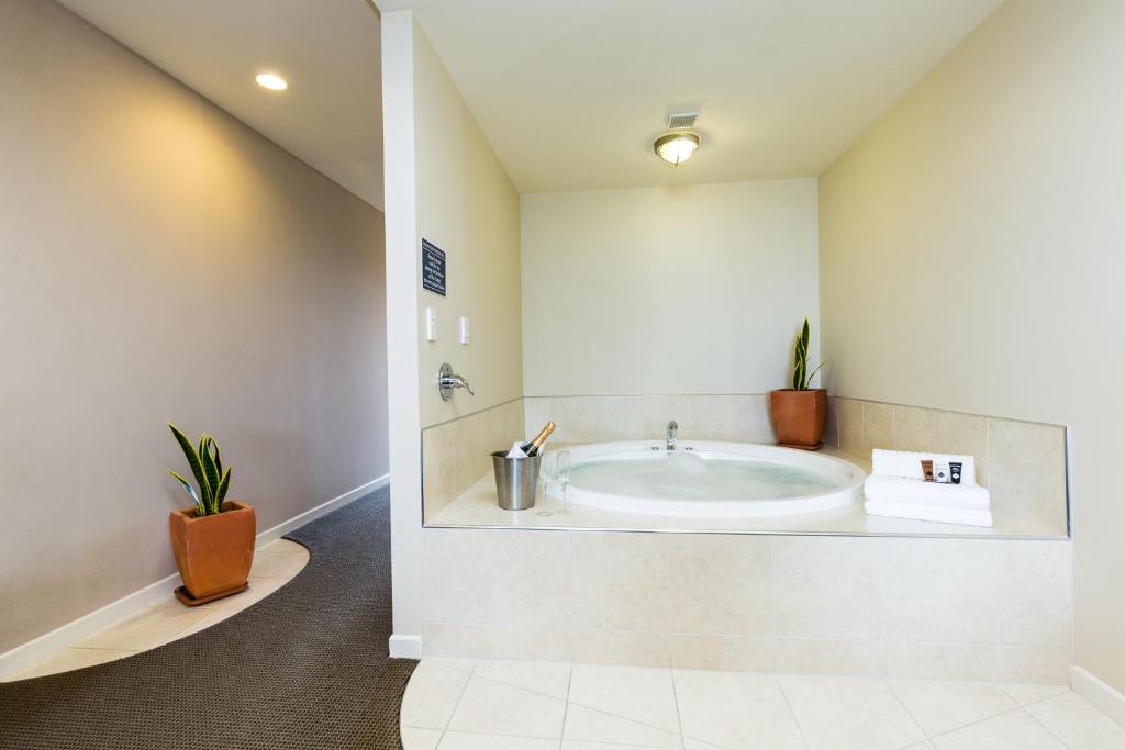 Pebble Beach Motor Inn - Resim 40