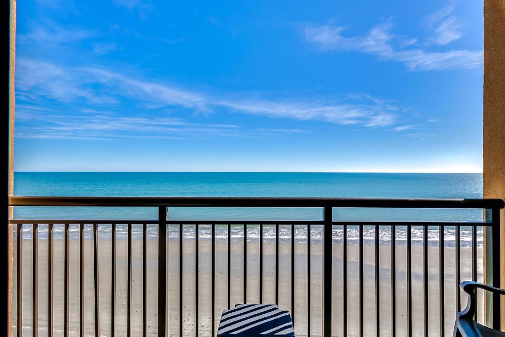 - Balcón con vistas a la playa en The Island Vista 920 Studio Sleeps 2, en Myrtle Beach