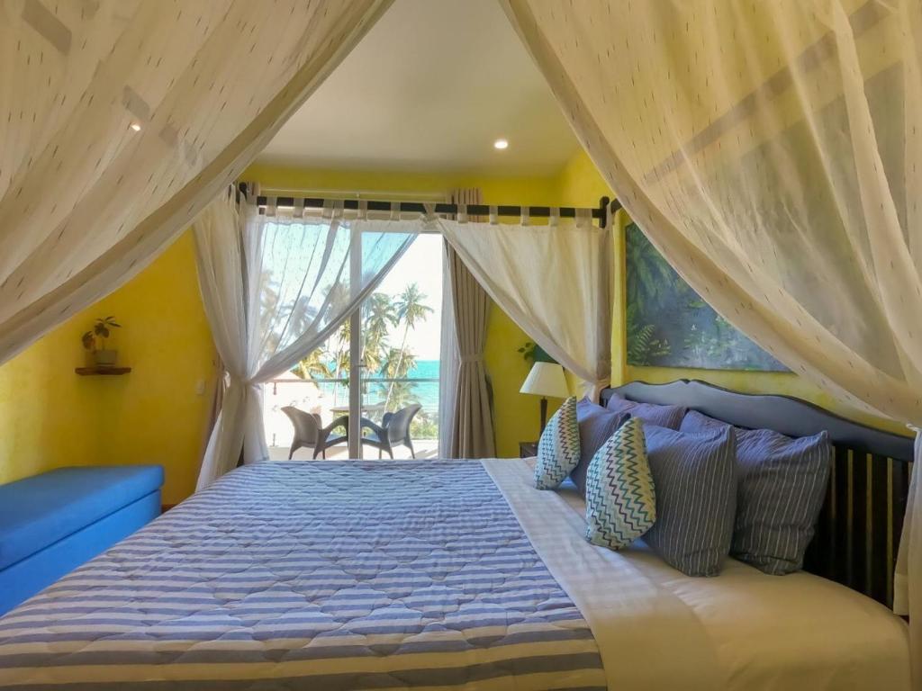 Giường trong phòng chung tại La Marina Boutique Hotel &amp; Spa