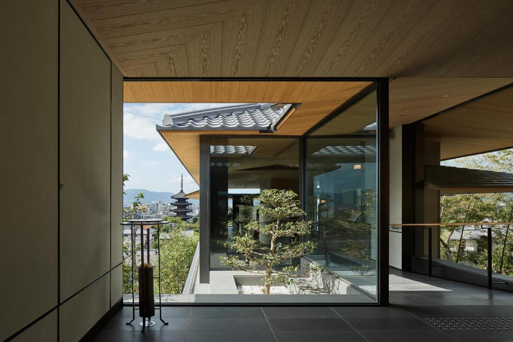 een glazen huis met een boom erin bij Park Hyatt Kyoto in Kyoto
