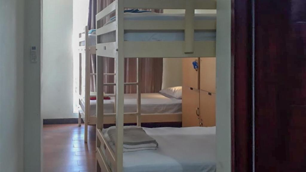 Postel nebo postele na pokoji v ubytování RedDoorz Hostel @ Manado Green Hostel