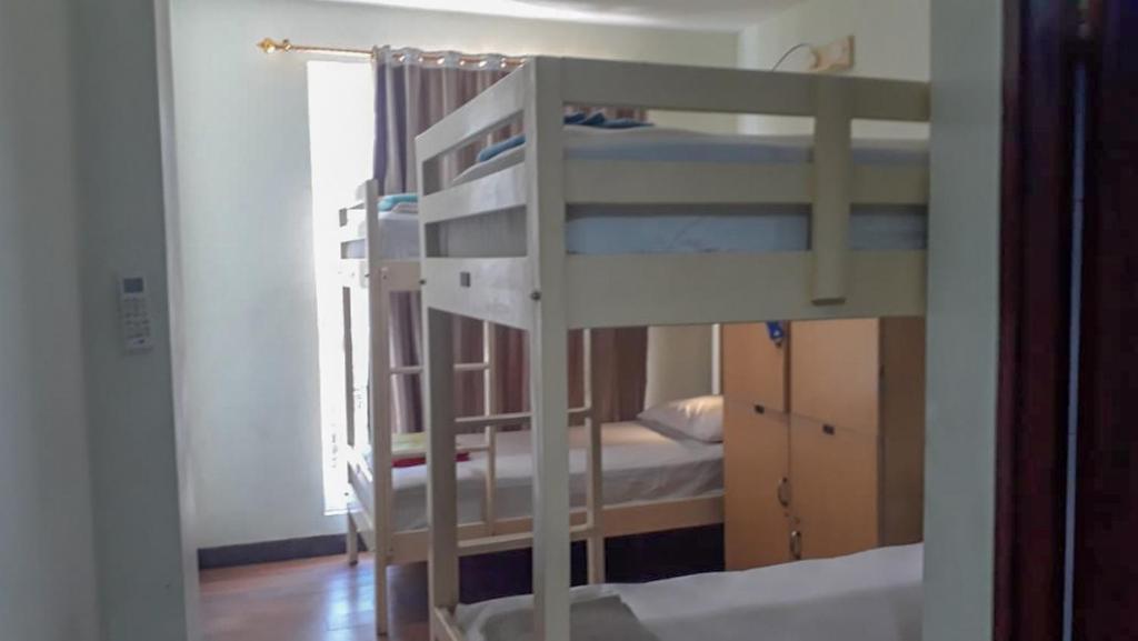 Postel nebo postele na pokoji v ubytování RedDoorz Hostel @ Manado Green Hostel