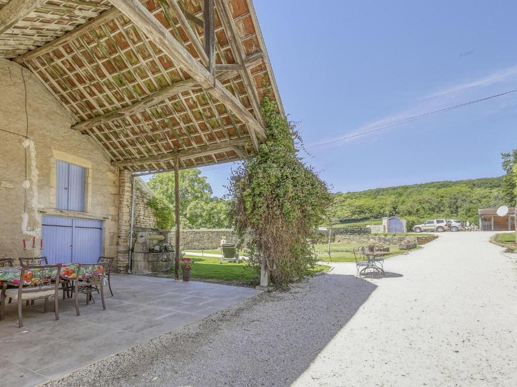 un pabellón con mesas y sillas en un patio en Burgundian Farmhouse in Talon with Fireplace, en Talon