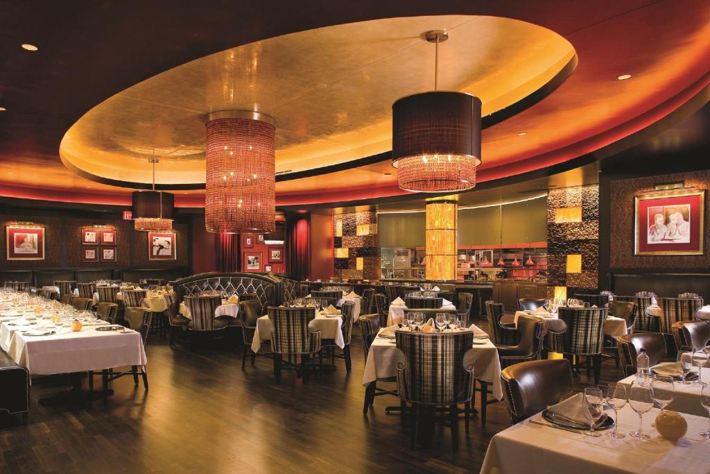 Ein Restaurant oder anderes Speiselokal in der Unterkunft Beau Rivage Resort &amp; Casino 