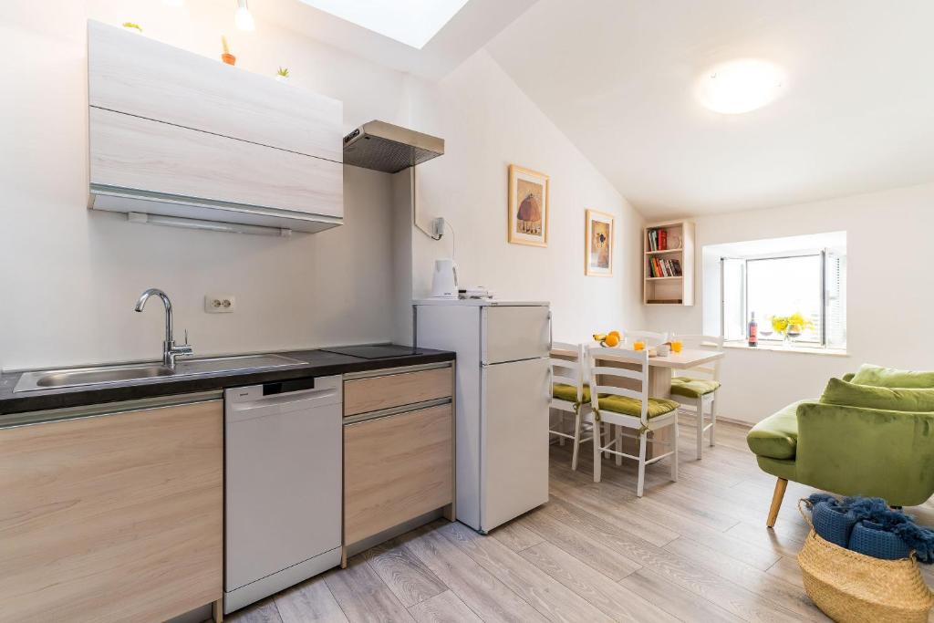 Kuchyň nebo kuchyňský kout v ubytování Apartment Mo-Mo