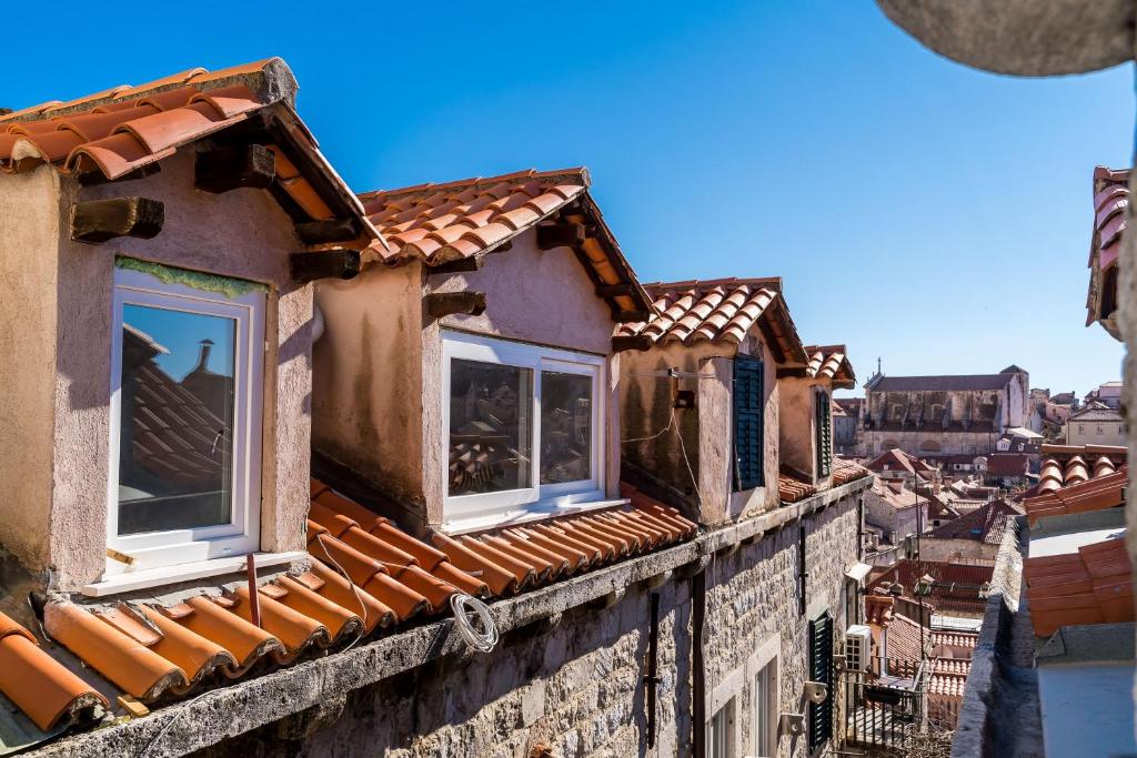 Nespecifikovaný výhled na destinaci Dubrovník nebo výhled na město při pohledu z apartmánu